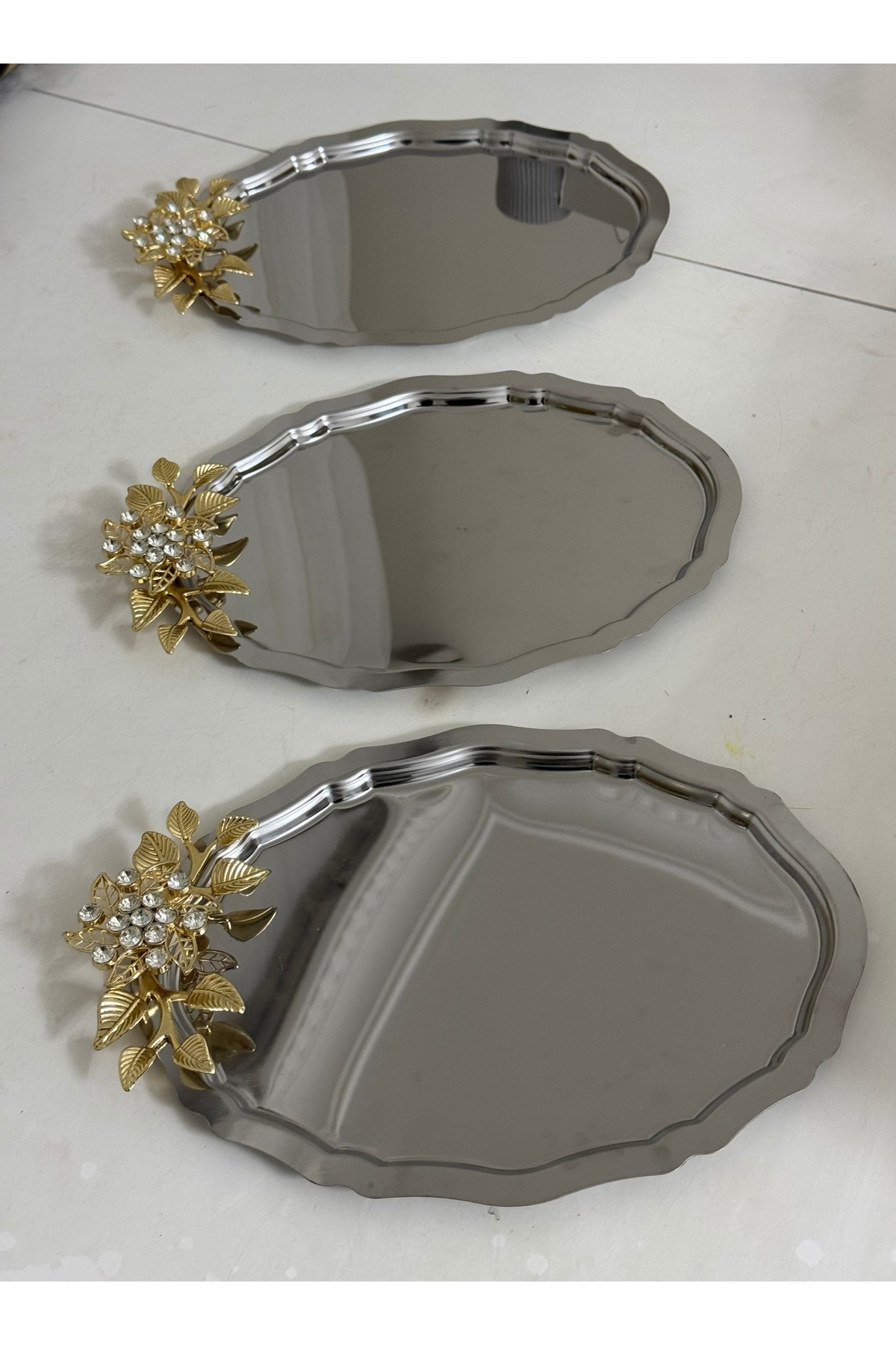 3 ADET ÇELİK OVAL MODEL PAPATYA TAŞLI SERVİS VE SUNUM TEPSİSİ