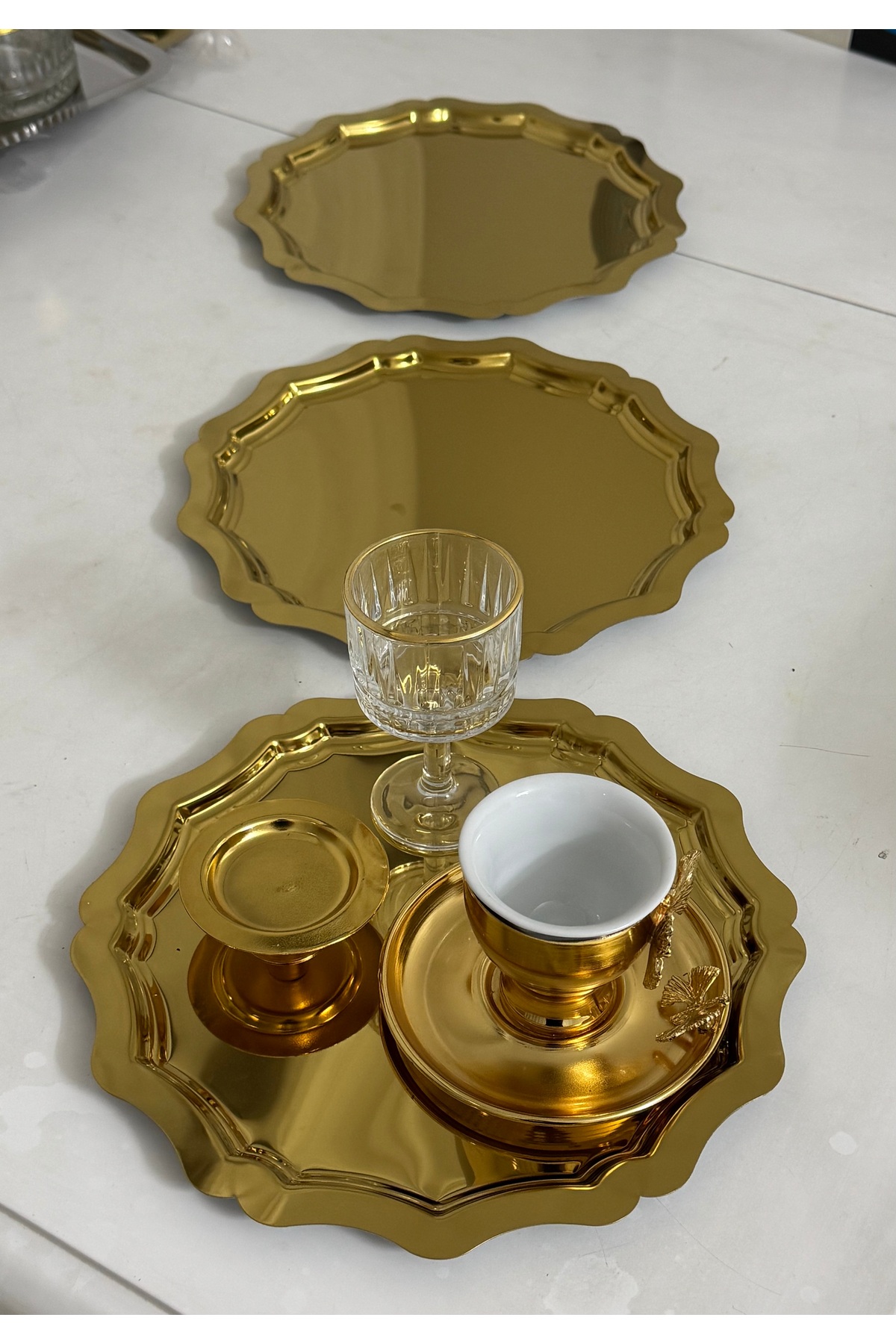 3 ADET GOLD RENK YUVARLAK DALGALI MODEL SERVİS VE SUNUM TEPSİSİ ÇELİK