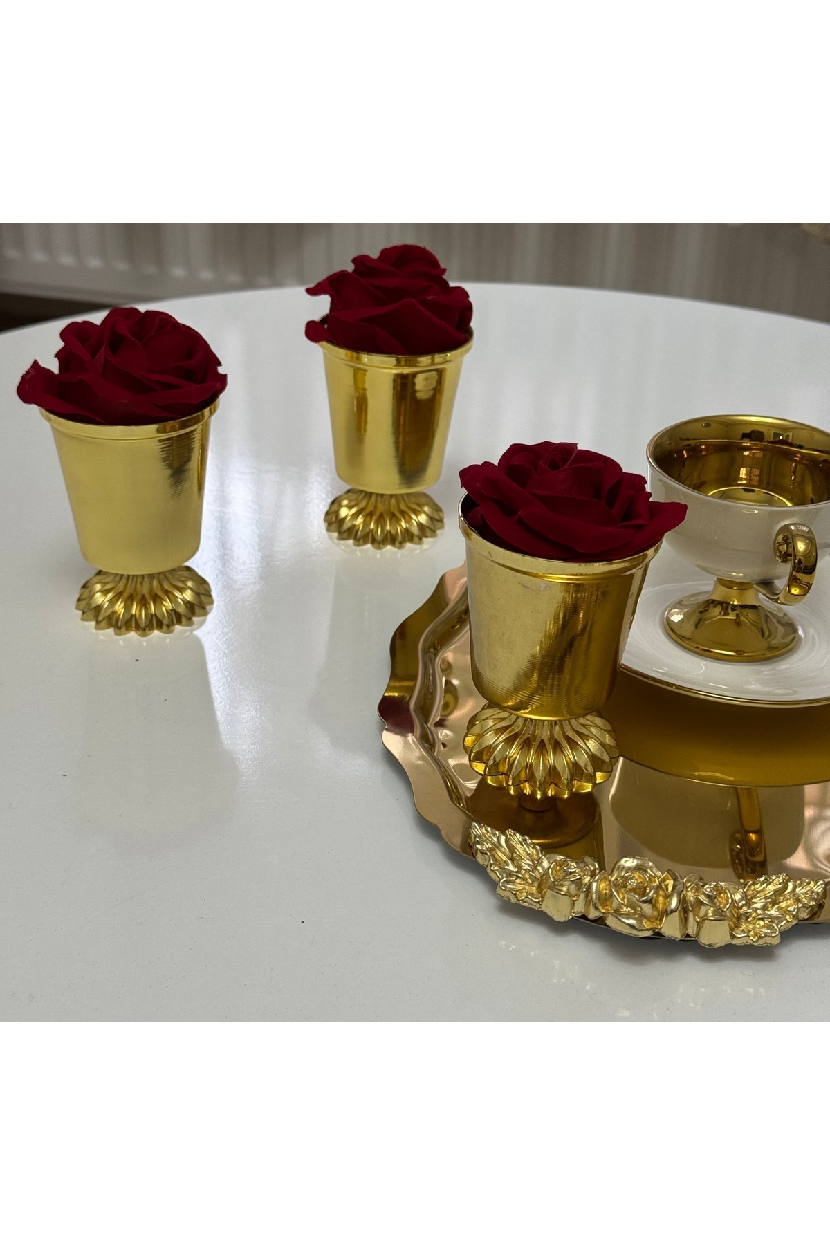 3 ADET GOLD RENK DESENLİ AYAKLI GÜL KOVASI KIRMIZI GÜLLER DAHİLDİR