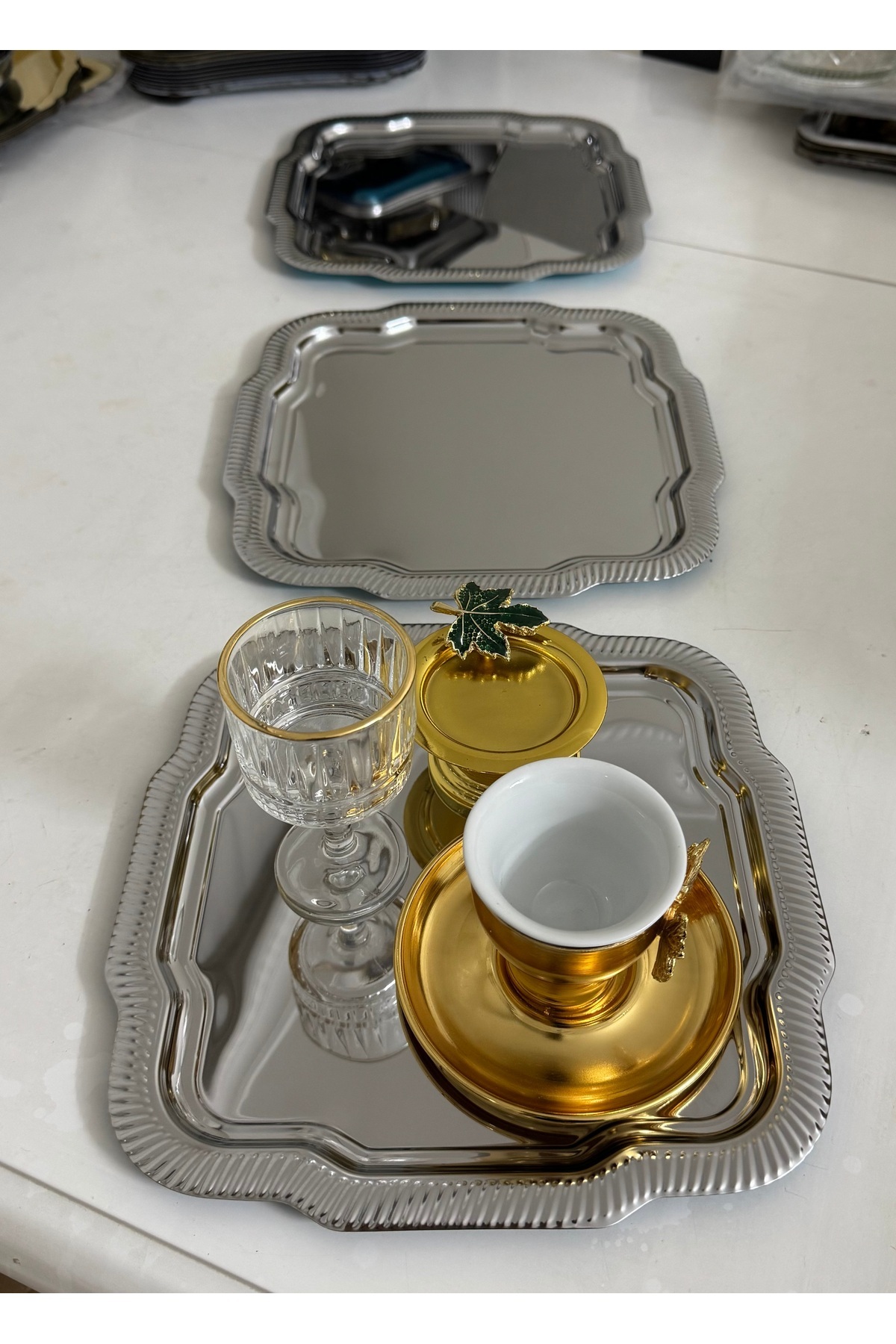 ÇELİK KENAR DESENLİ 3 ADET KARE ÇİÇEK MODELİ DALGALI SERVİS TEPSİSİ SUNUM