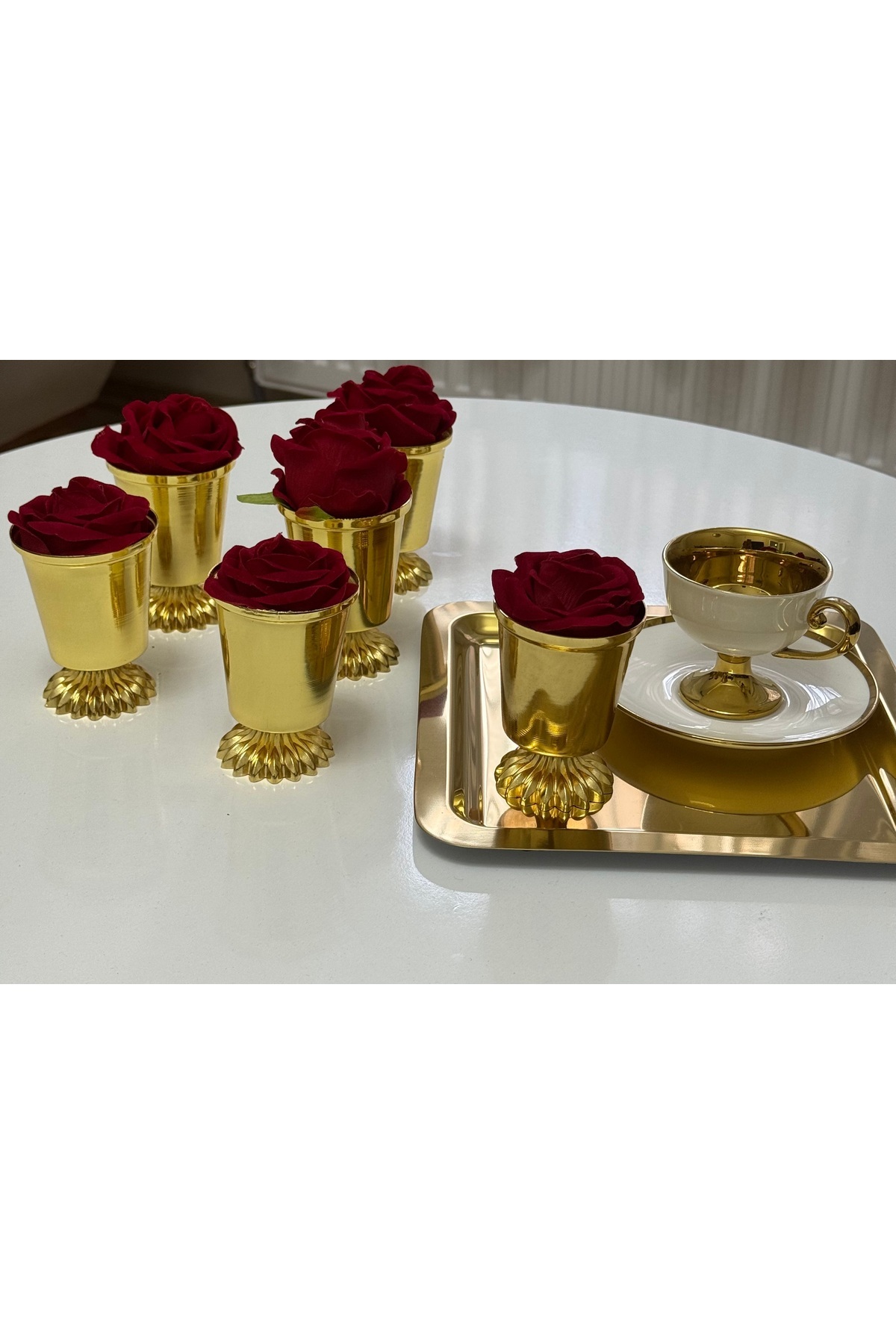 GOLD RENK 6 ADET DESENLİ AYAKLI GÜL KOVASI KIRMIZI GÜLLER DAHİLDİR