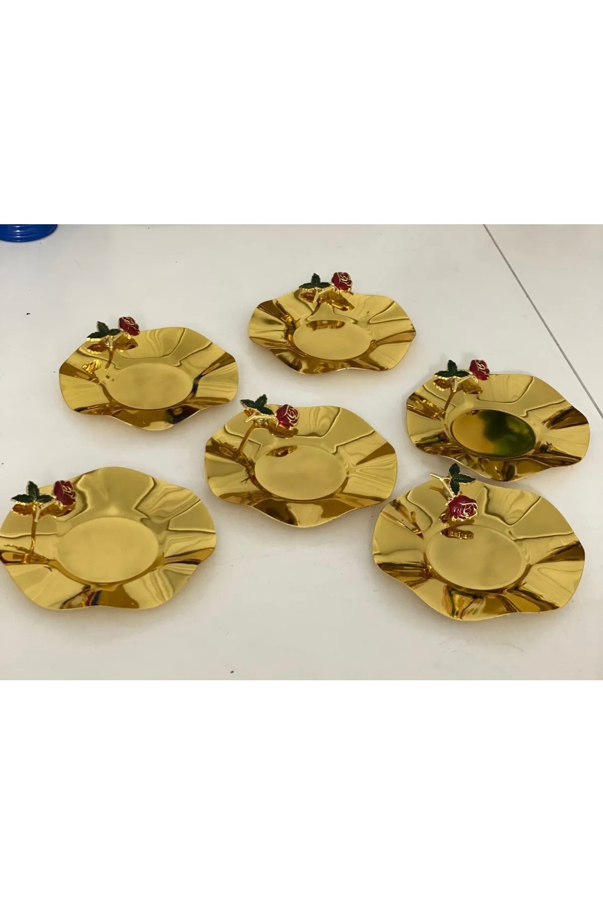 PASLANMAZ ÇELİK GOLD RENK GÜL AKSESUARLI 6 LI ÇAY TABAĞI