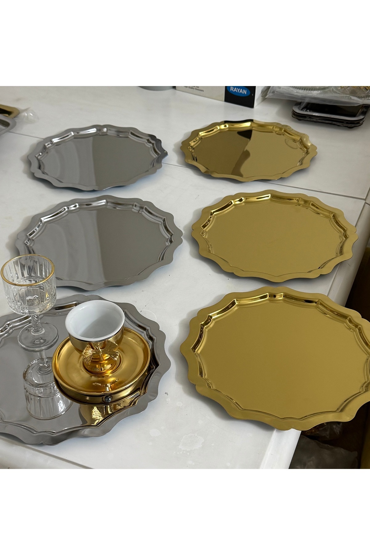 GOLD VE GÜMÜŞ YUVARLAK DALGALI 6 ADET SERVİS VE SUNUM TEPSİSİ