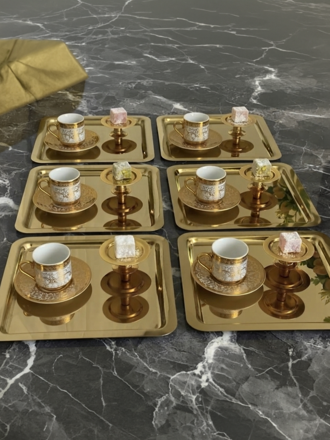2 MODEL ÇELİK GOLD KARE TEPSİ VE  GOLD RENK MAKARONLUK 6 LI TAKIM