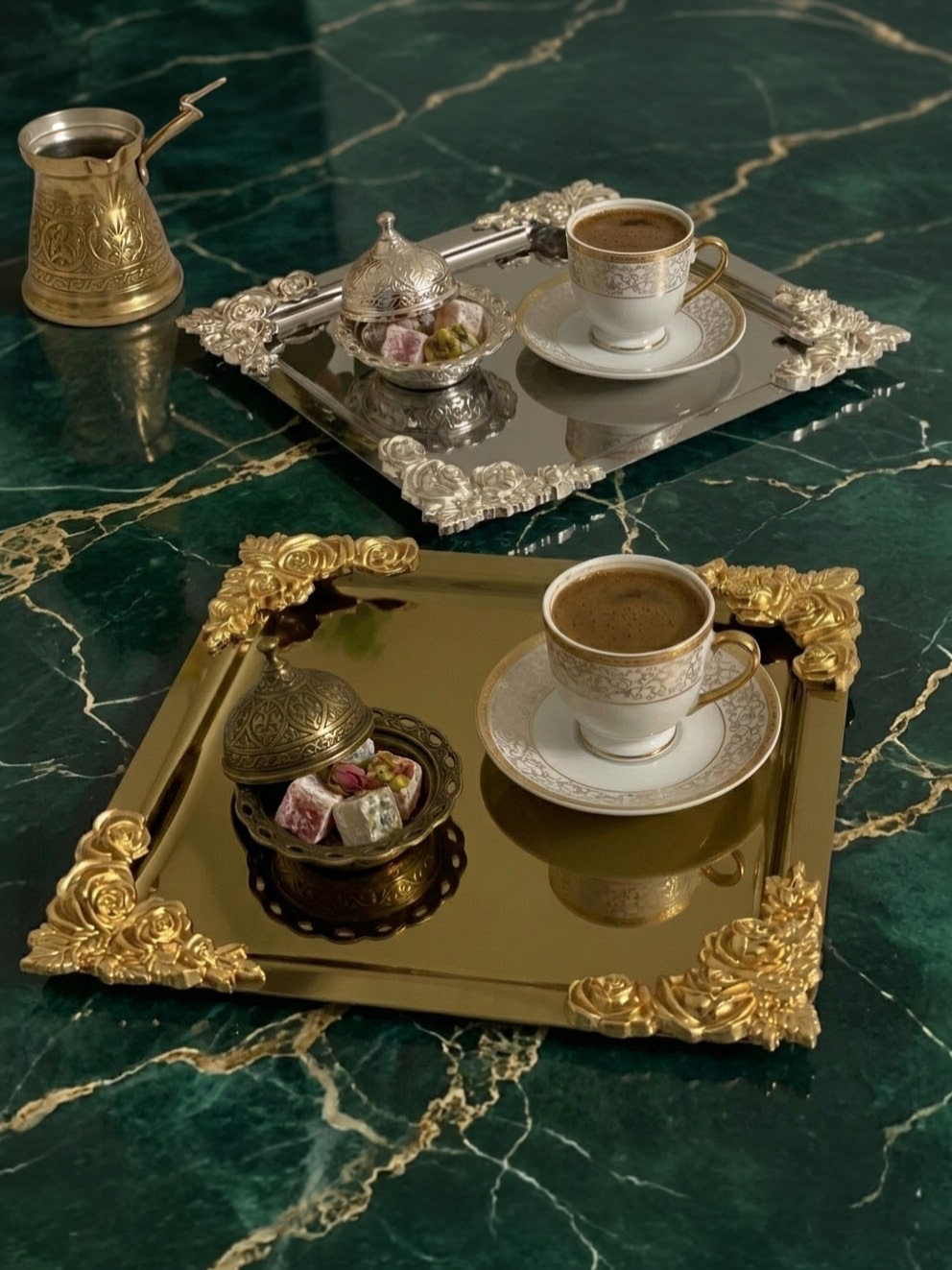 GOLD VE GÜMÜŞ DÖRT KENAR AKSESUARLI KARE SERVİS VE SUNUM TEPSİSİ